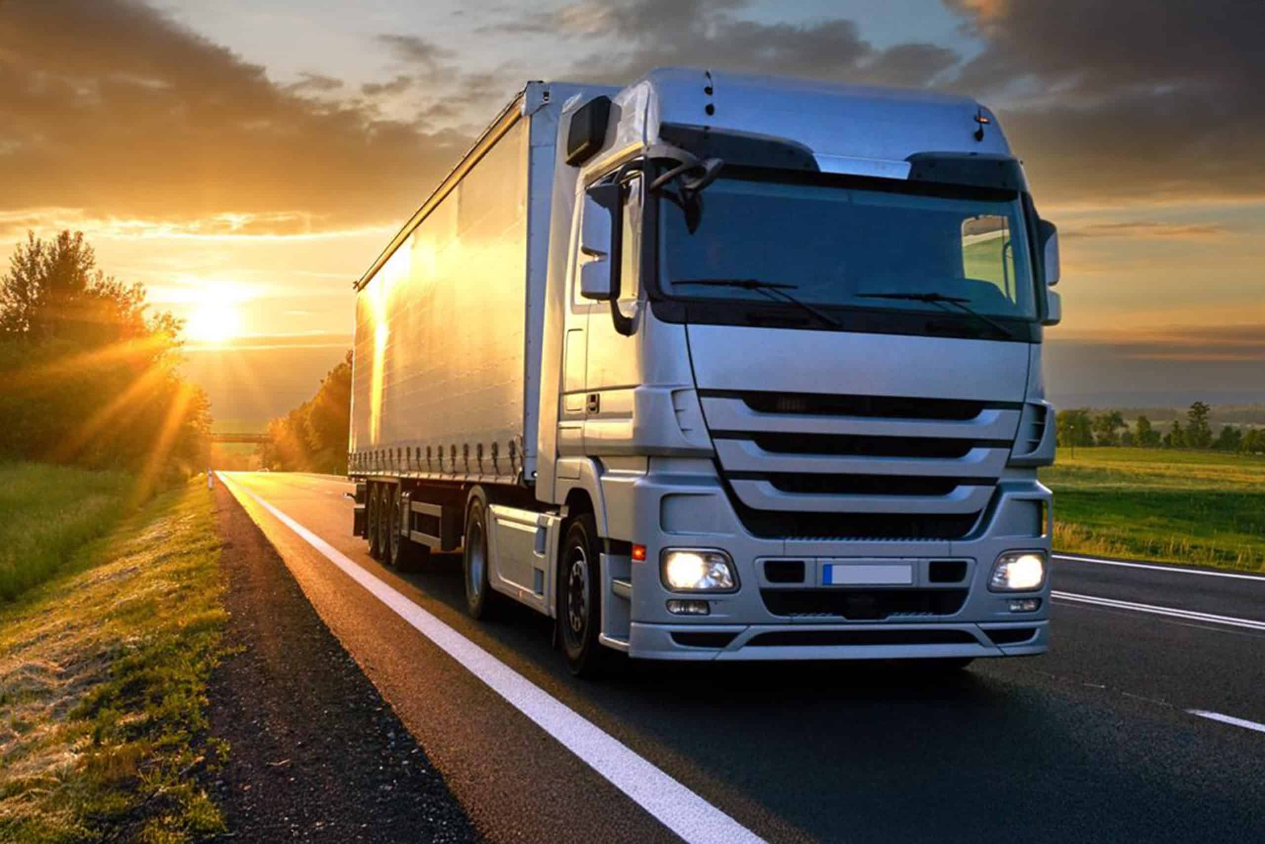Schwertransport_Sattelzugmaschine LKW auf der Straße